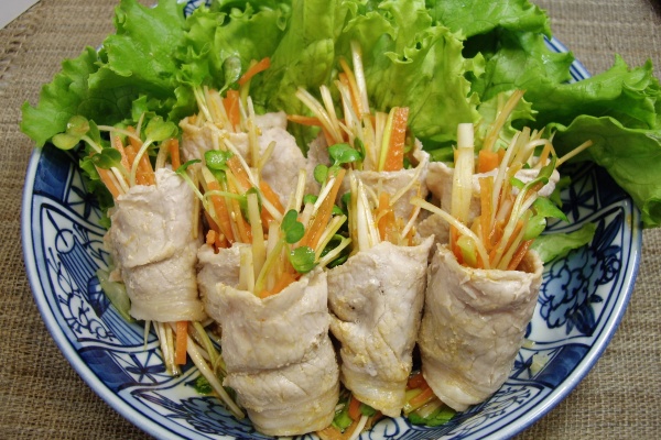 ねぎサラダの蒸し豚巻